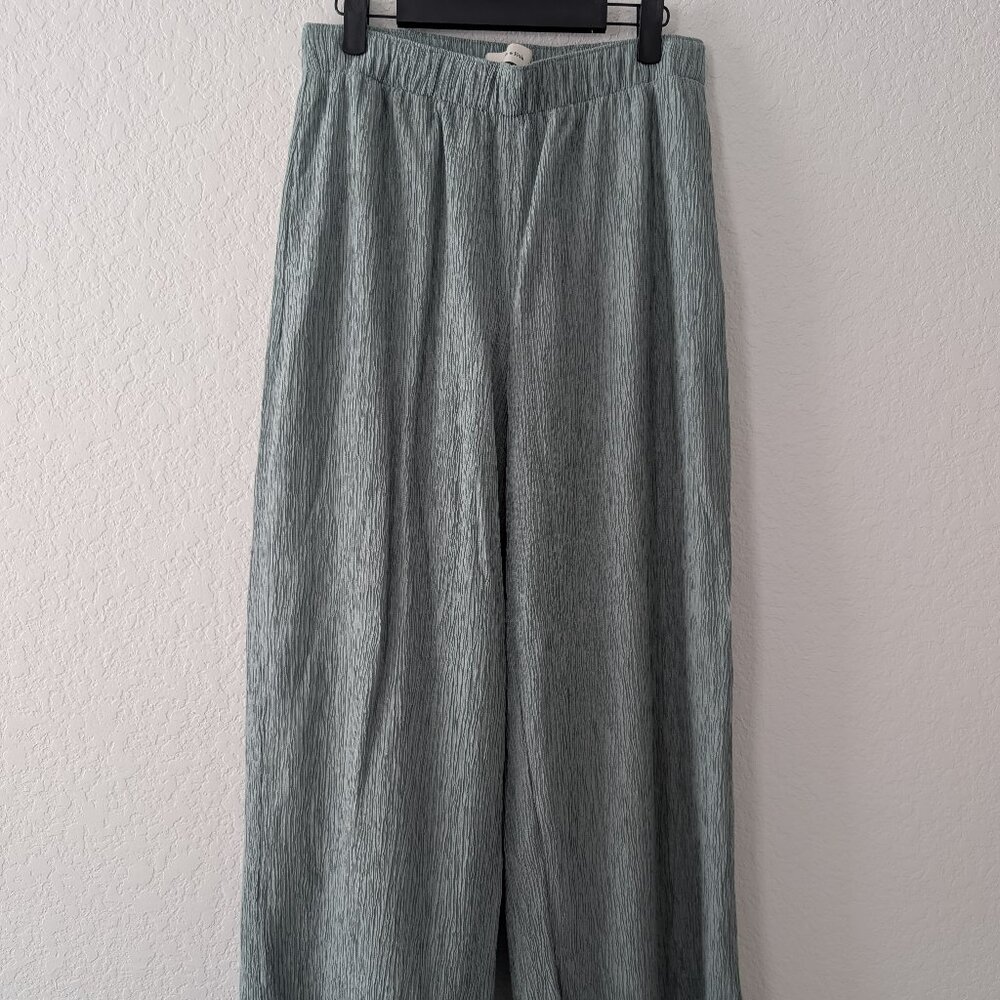 Abercrombie‎ Fitch Women's Wide Leg Textured Crinkle Pants - Light Green. Medium